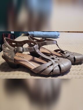 💛2 for $20💛 Bundle and save Cobb Hill Taupe T-Strap Low Heel Sandals